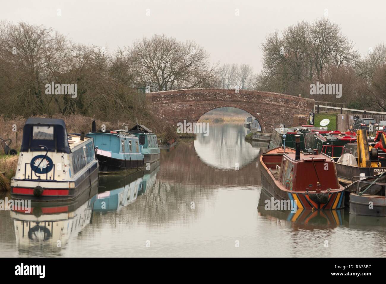 Kähne durch einen Kanal Brücke festgemacht, Great Bedwyn, Wiltshire, Großbritannien Stockfoto