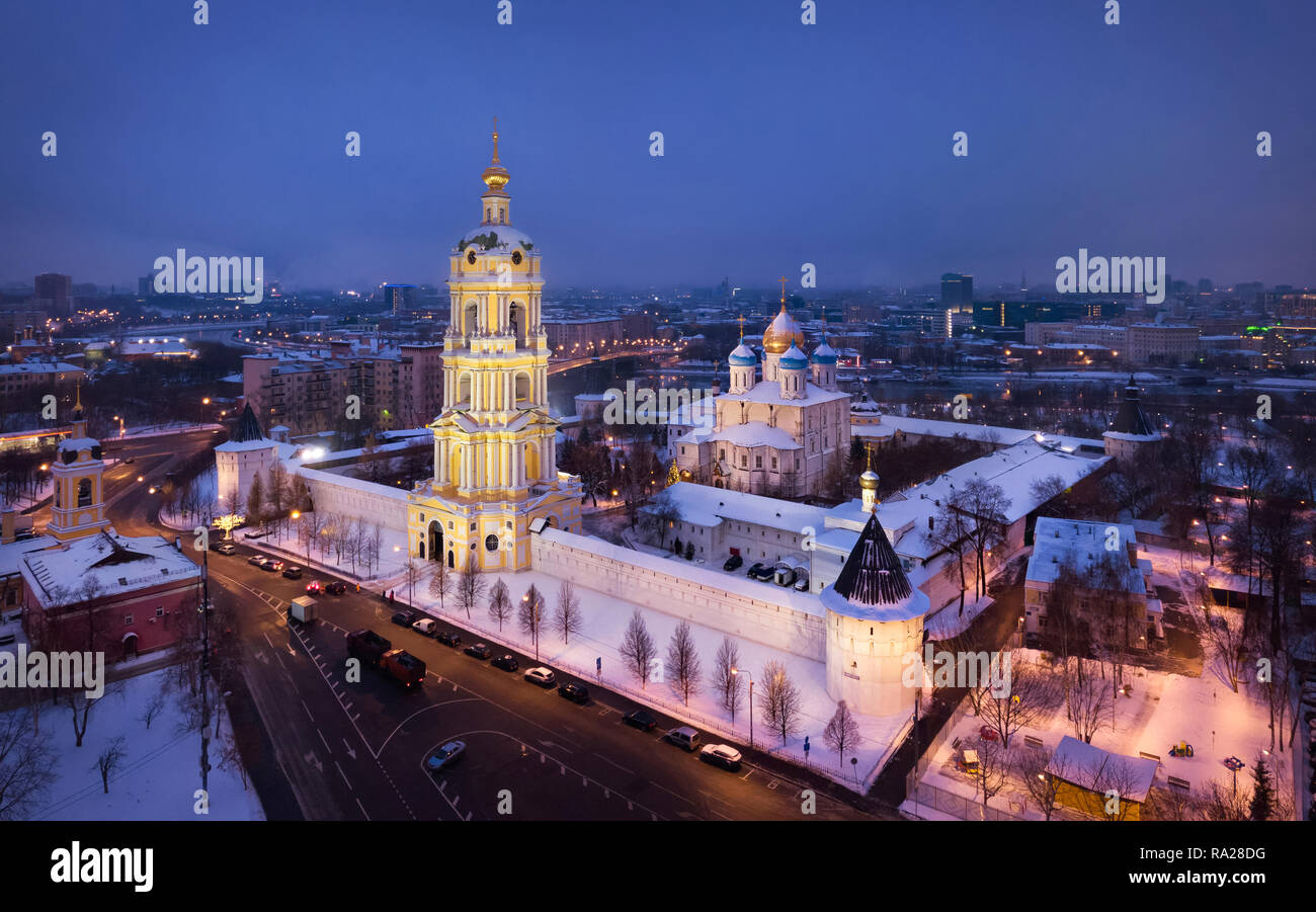 Antenne Winter Blick auf novospassky Monastery in der Dämmerung, Moskau, Russland Stockfoto