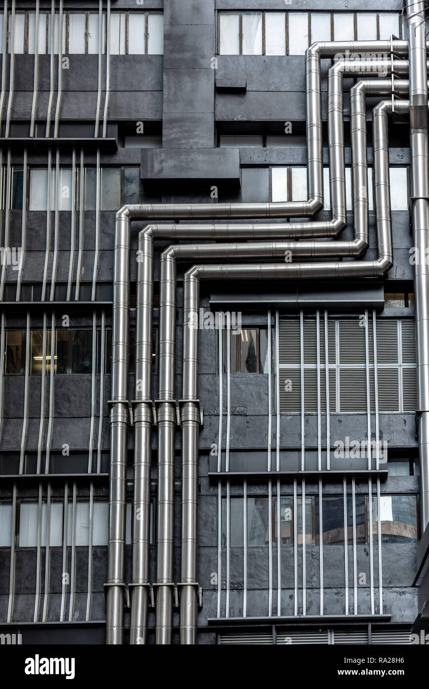 Die Cavendish Center in Yip Kan Street, Aberdeen, auf der Südseite von Hong Kong Island trägt seine Sanitär auf der Außenseite. Stockfoto