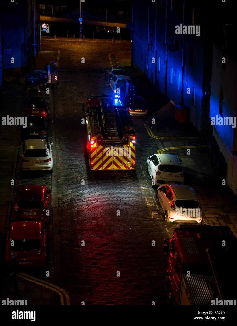 Löschfahrzeuge mit Blau blinkende Lichter in der Nacht die Teilnahme an Feueralarm, Leith, Edinburgh, Schottland, Großbritannien Stockfoto