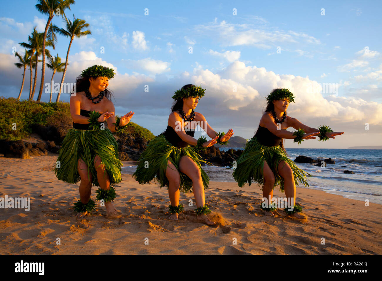Drei Hula Tänzer am Strand von South Maui, Hawaii. Stockfoto
