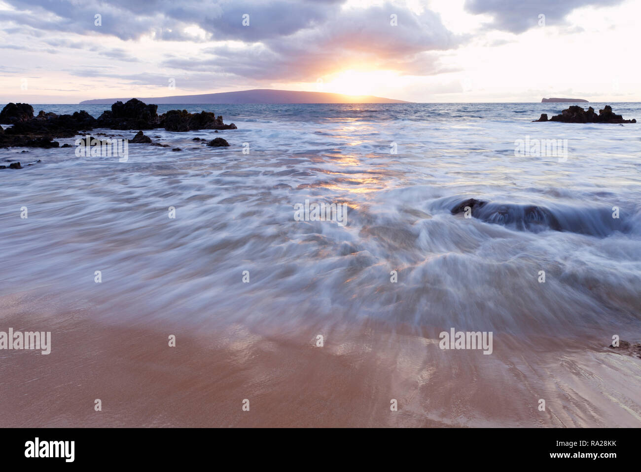 Sonnenuntergang am Strand, Makena, Maui, Hawaii. Stockfoto