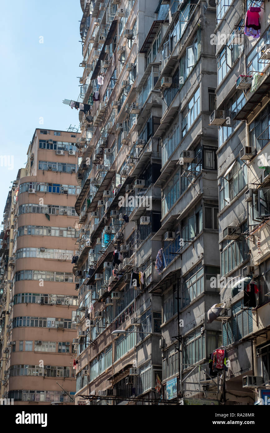 Eine typische hohe Dichte Apartmentblock in Kowloon, wo Trockenständer Konkurrieren für Raum mit Klimaanlagen und gleichmäßige Trocknung Fisch! Stockfoto