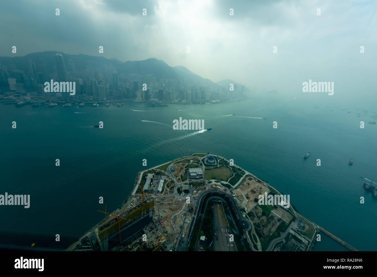 Ein düsteres, Hong Kong Island, den Victoria Harbour vom Sky 100 auf der Aussichtsplattform des ICC Stockfoto