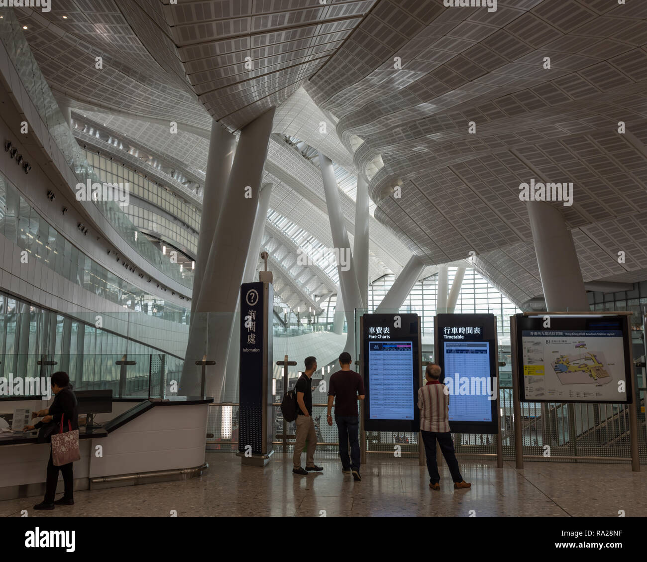 Passagiere die Abfahrtstafeln in Hongkong von West Kowloon Railway Station, der Hochgeschwindigkeits-eisenbahnverbindung mit China Stockfoto