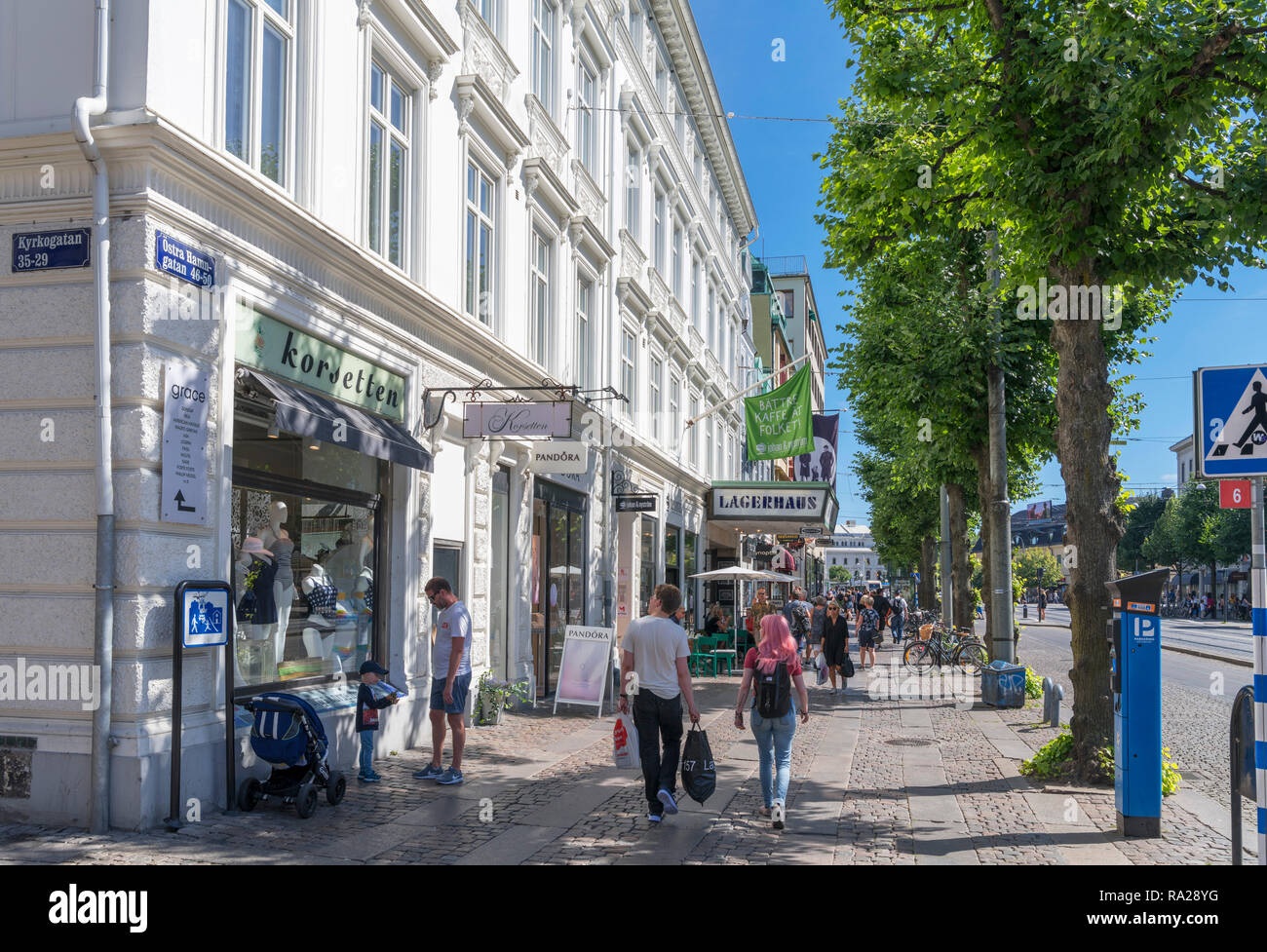 Geschäfte und Läden auf Östra Hamngatan im Zentrum der Stadt, Gothenburg (Göteborg), Schweden Stockfoto