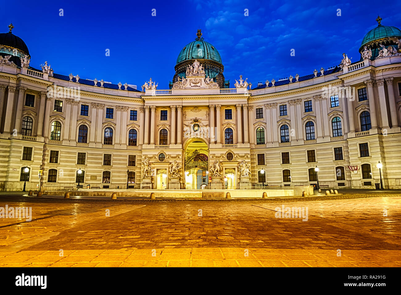 Schloss Hofburg Fotos Und Bildmaterial In Hoher Aufl sung Alamy schloss-hofburg-fotos-und-bildmaterial-in-hoher-aufl-sung-alamy