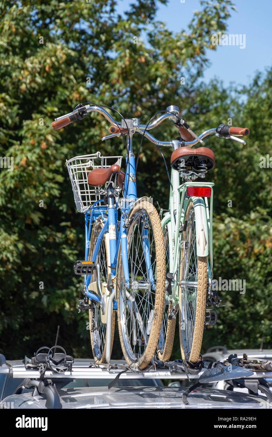 Fahrräder auf dem Dach Rack befestigt, Orford Quay, Orford, Suffolk, England, Vereinigtes Königreich Stockfoto