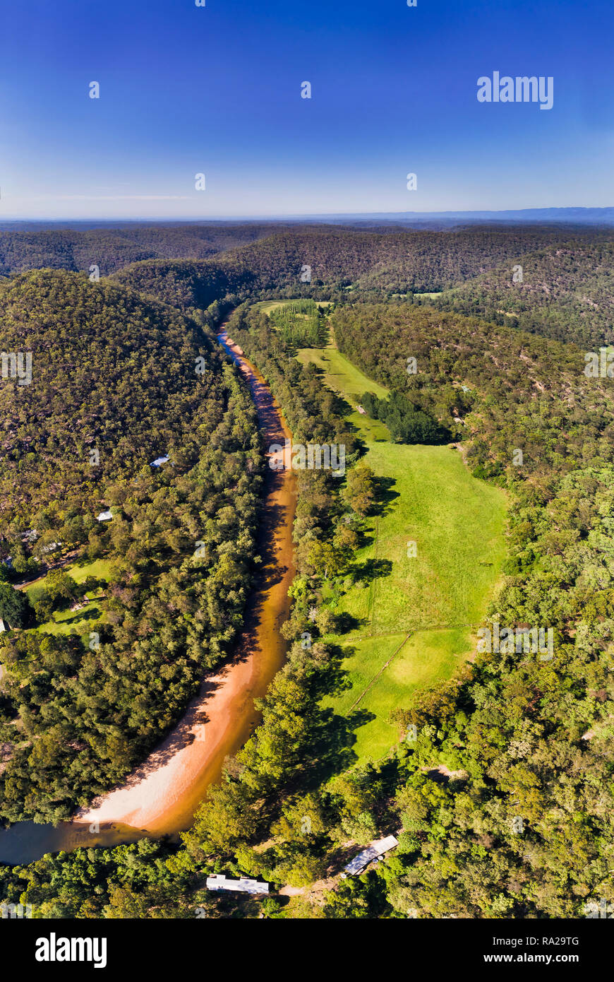 Overhead von Oben nach Unten Blick über Fluss Strom von Colo Colo Höhen Fluss rund um Bereich der Große Dividing Range in Australien im vertikalen Panorama unter bl Stockfoto