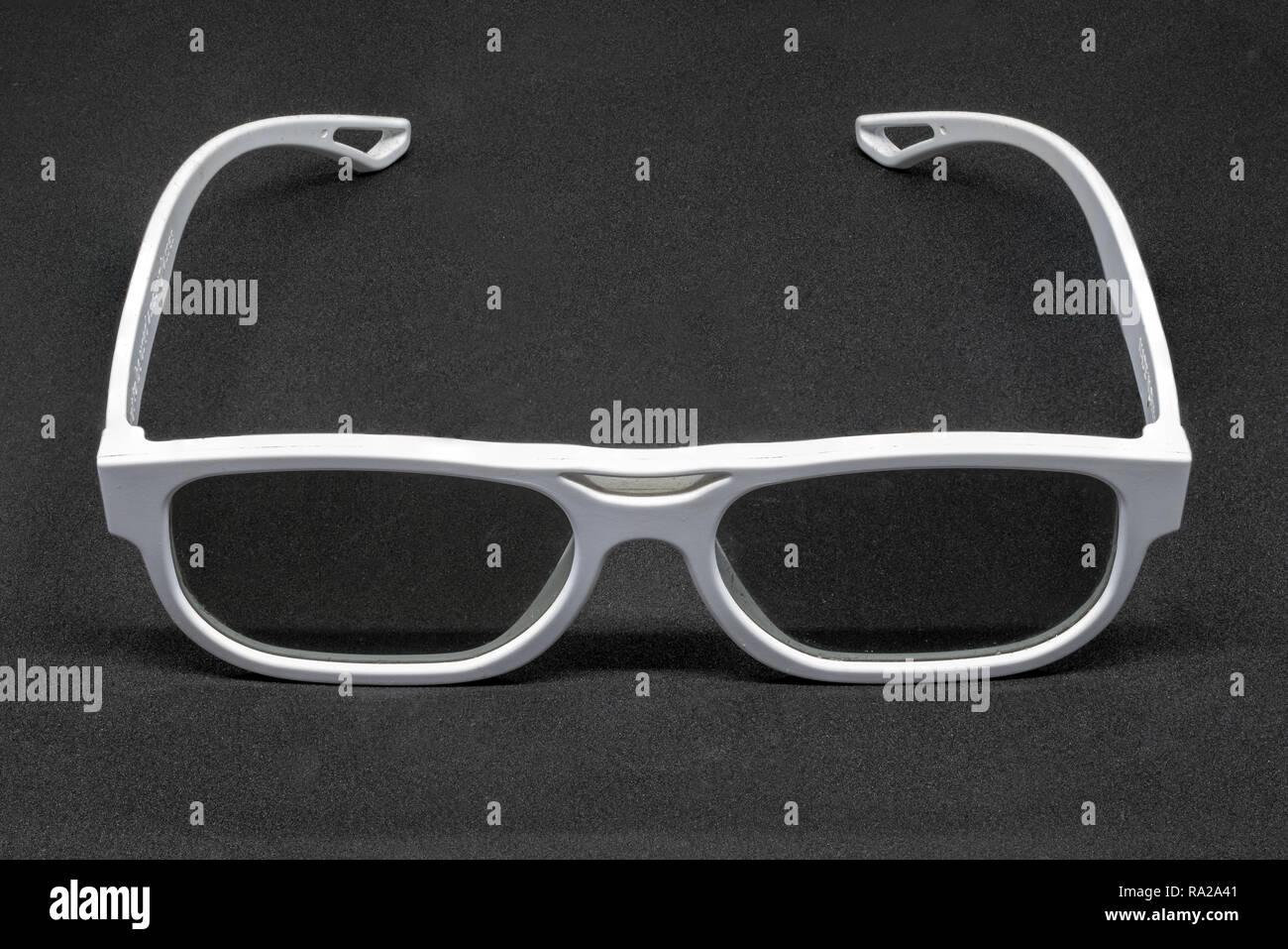 Weißes, 3-dimensionale Brille auf einem dunkelgrauen Hintergrund Stockfoto