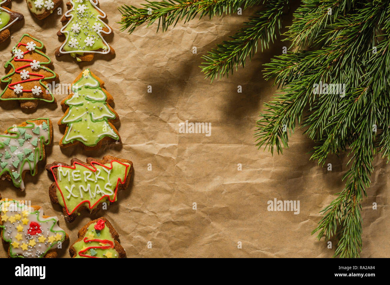 Köstlichen handgemachten Pfefferkuchen auf grauem Papier Stockfoto