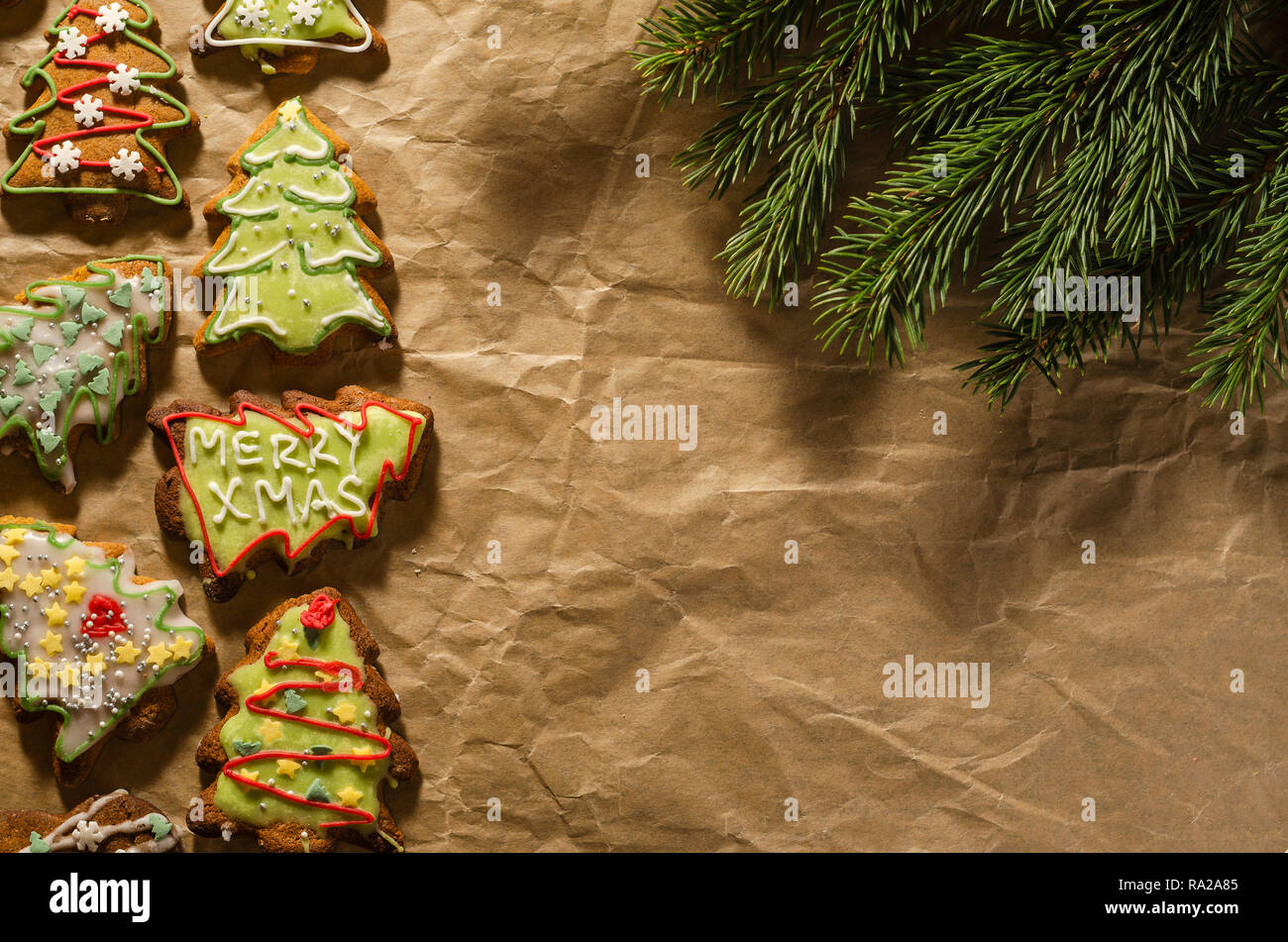 Köstlichen handgemachten Pfefferkuchen auf grauem Papier Stockfoto