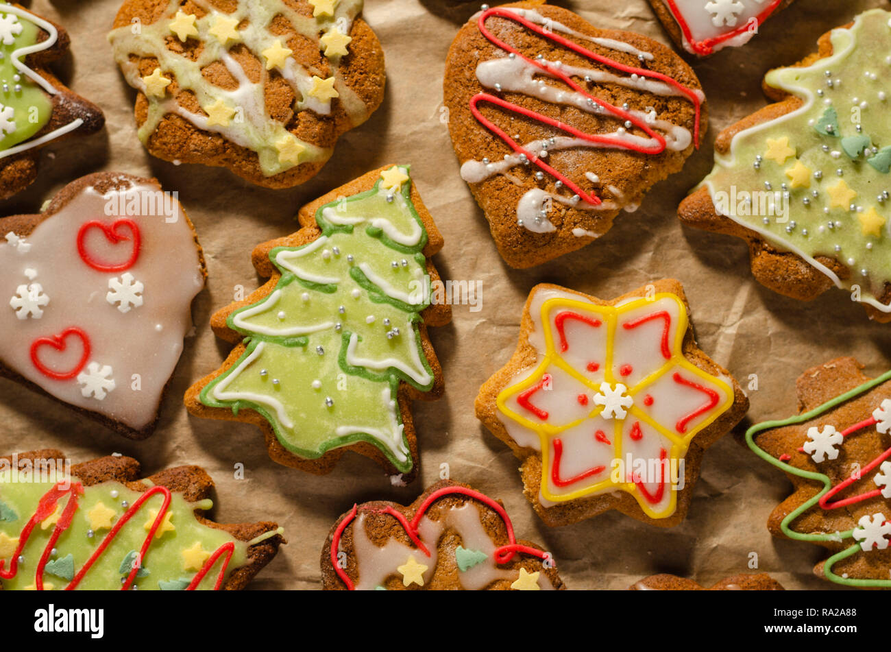 Köstlichen handgemachten Pfefferkuchen auf grauem Papier Stockfoto