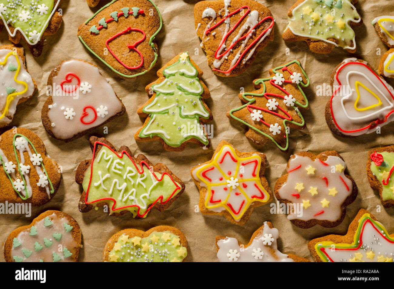 Köstlichen handgemachten Pfefferkuchen auf grauem Papier Stockfoto