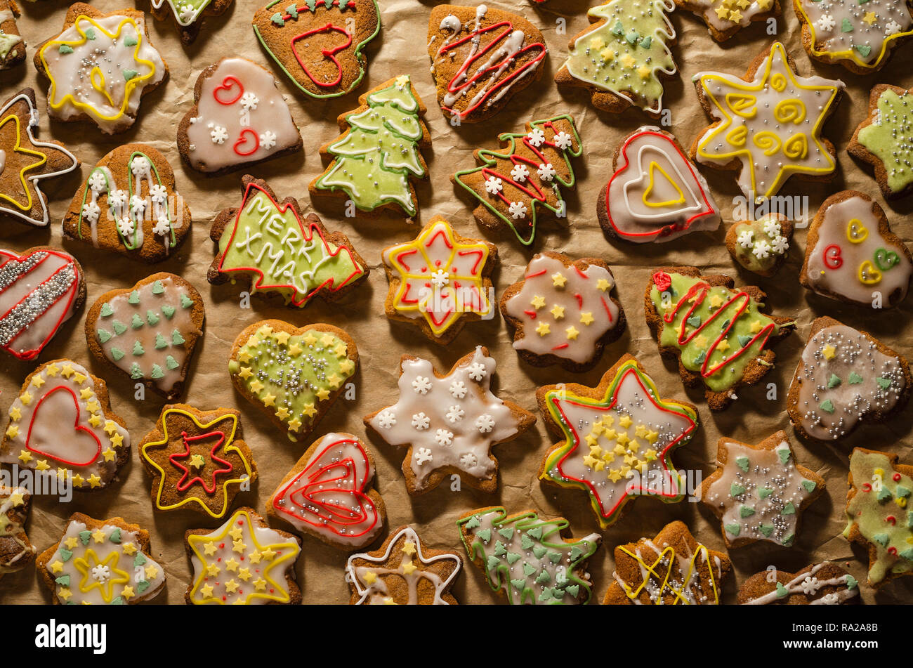 Köstlichen handgemachten Pfefferkuchen auf grauem Papier Stockfoto
