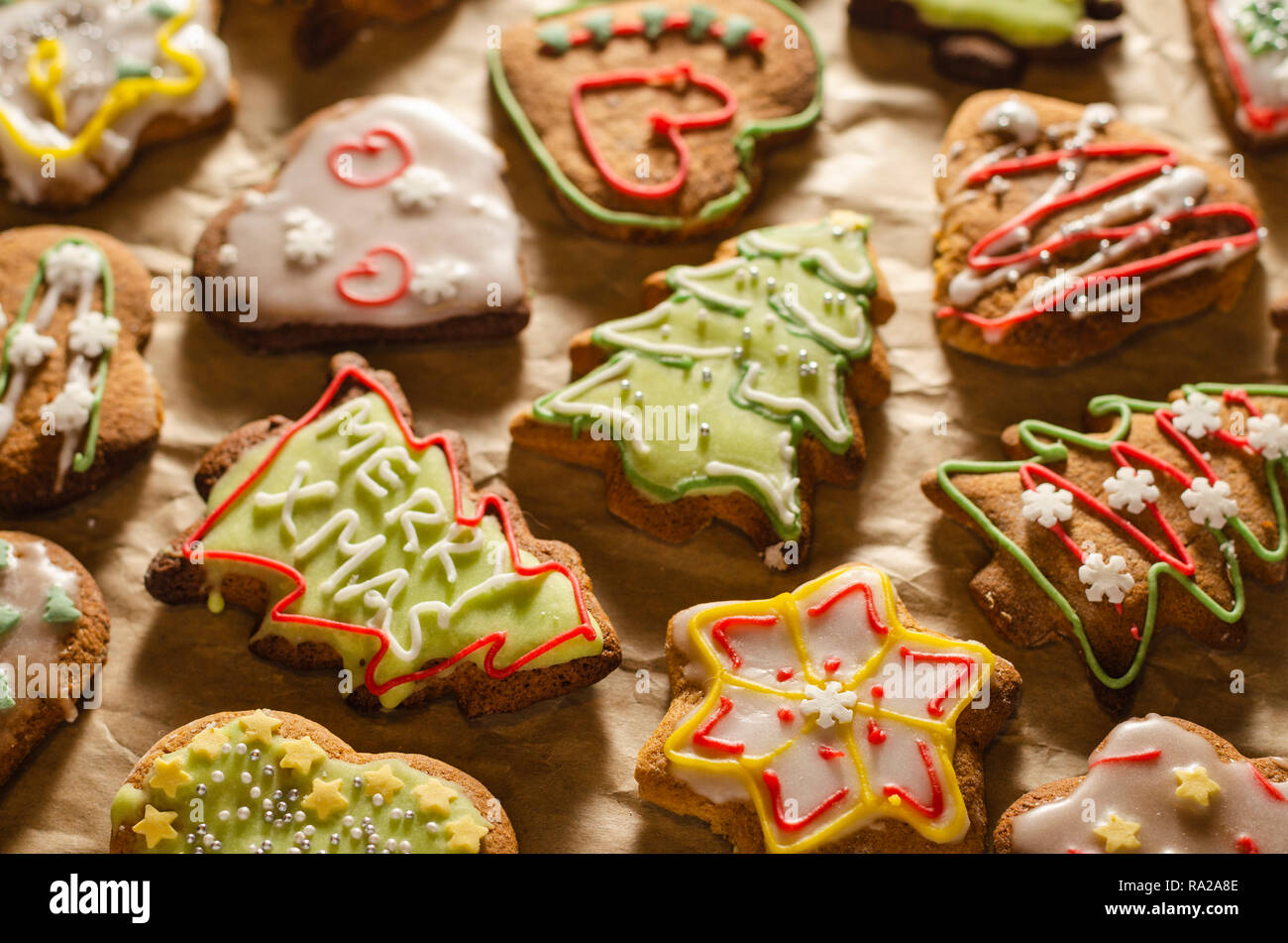 Köstlichen handgemachten Pfefferkuchen auf grauem Papier Stockfoto