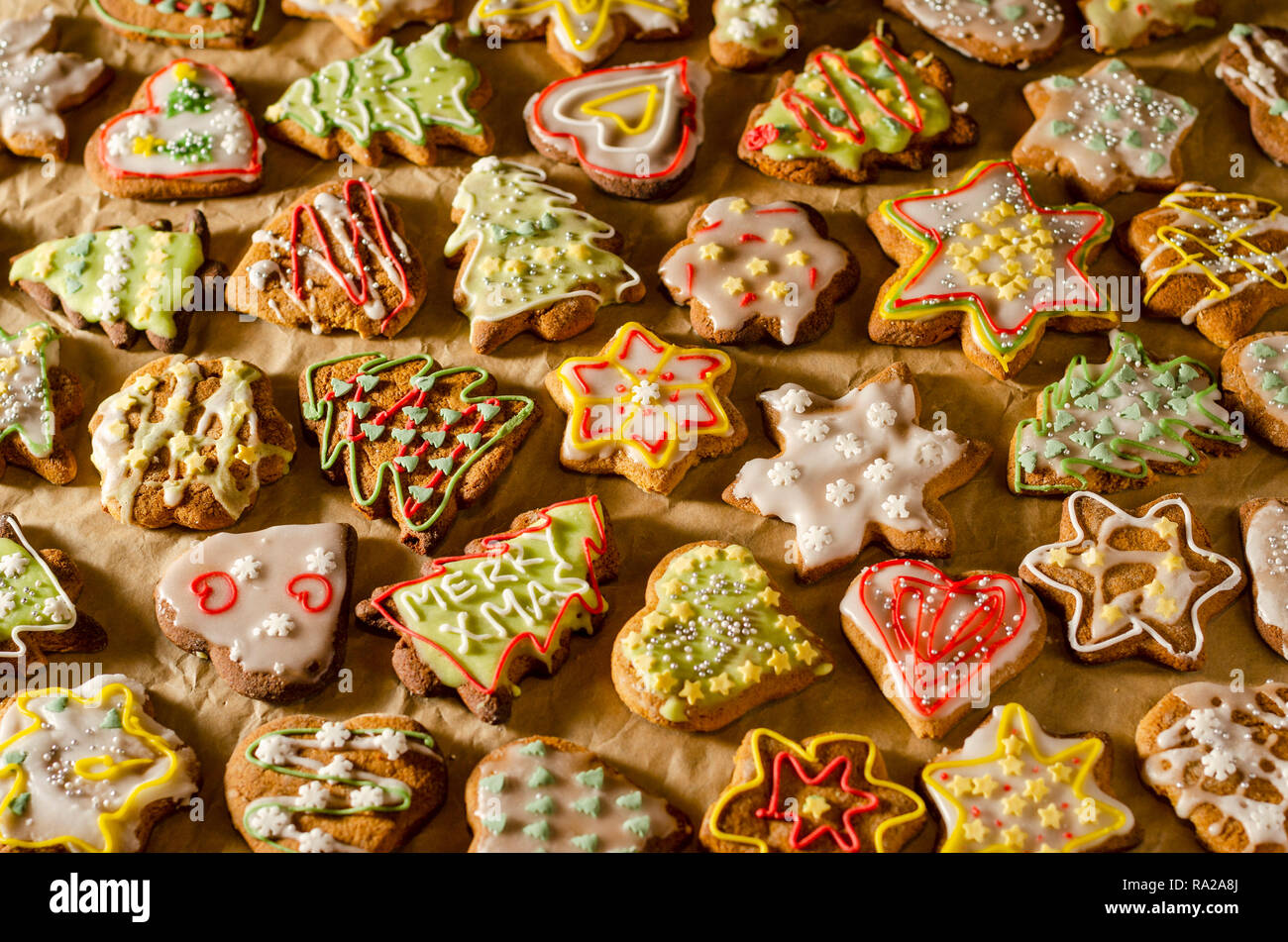 Köstlichen handgemachten Pfefferkuchen auf grauem Papier Stockfoto