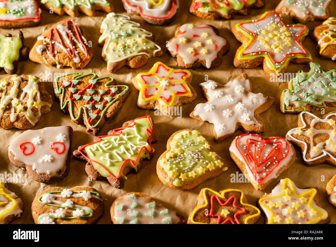 Köstlichen handgemachten Pfefferkuchen auf grauem Papier Stockfoto