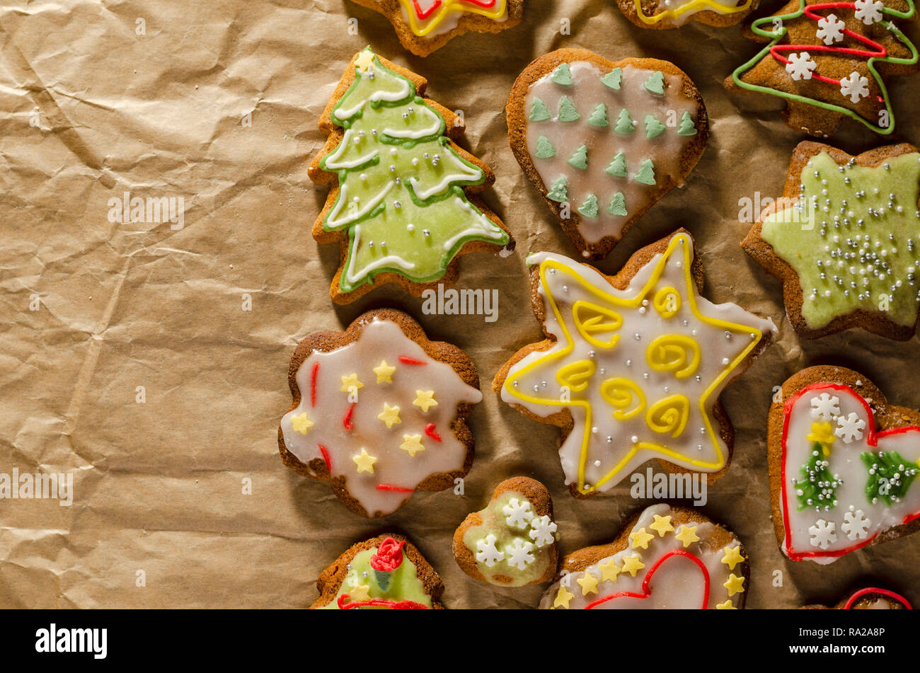 Köstlichen handgemachten Pfefferkuchen auf grauem Papier Stockfoto