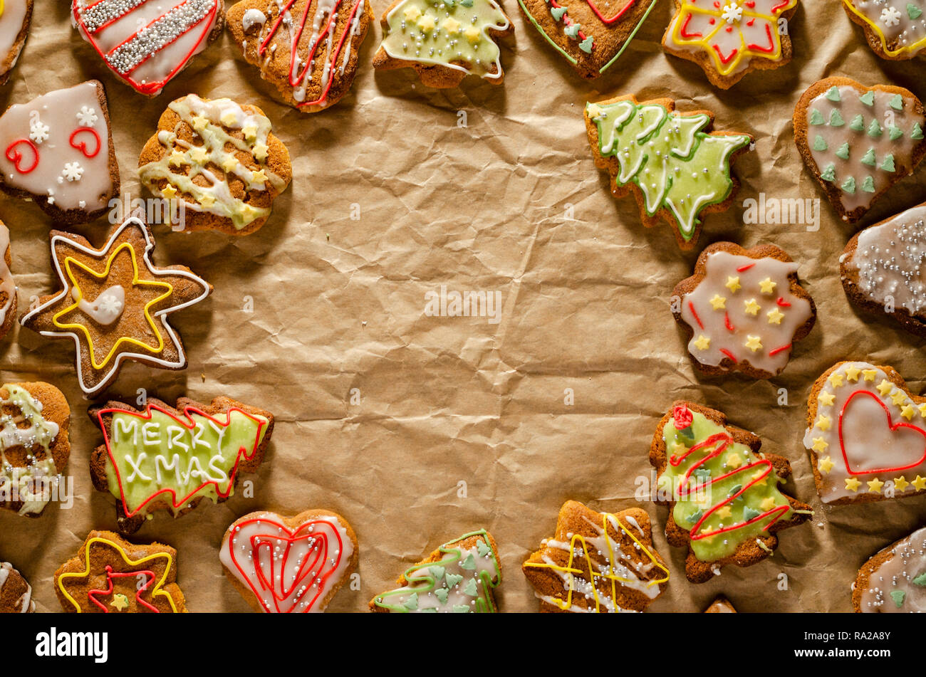 Köstlichen handgemachten Pfefferkuchen auf grauem Papier Stockfoto