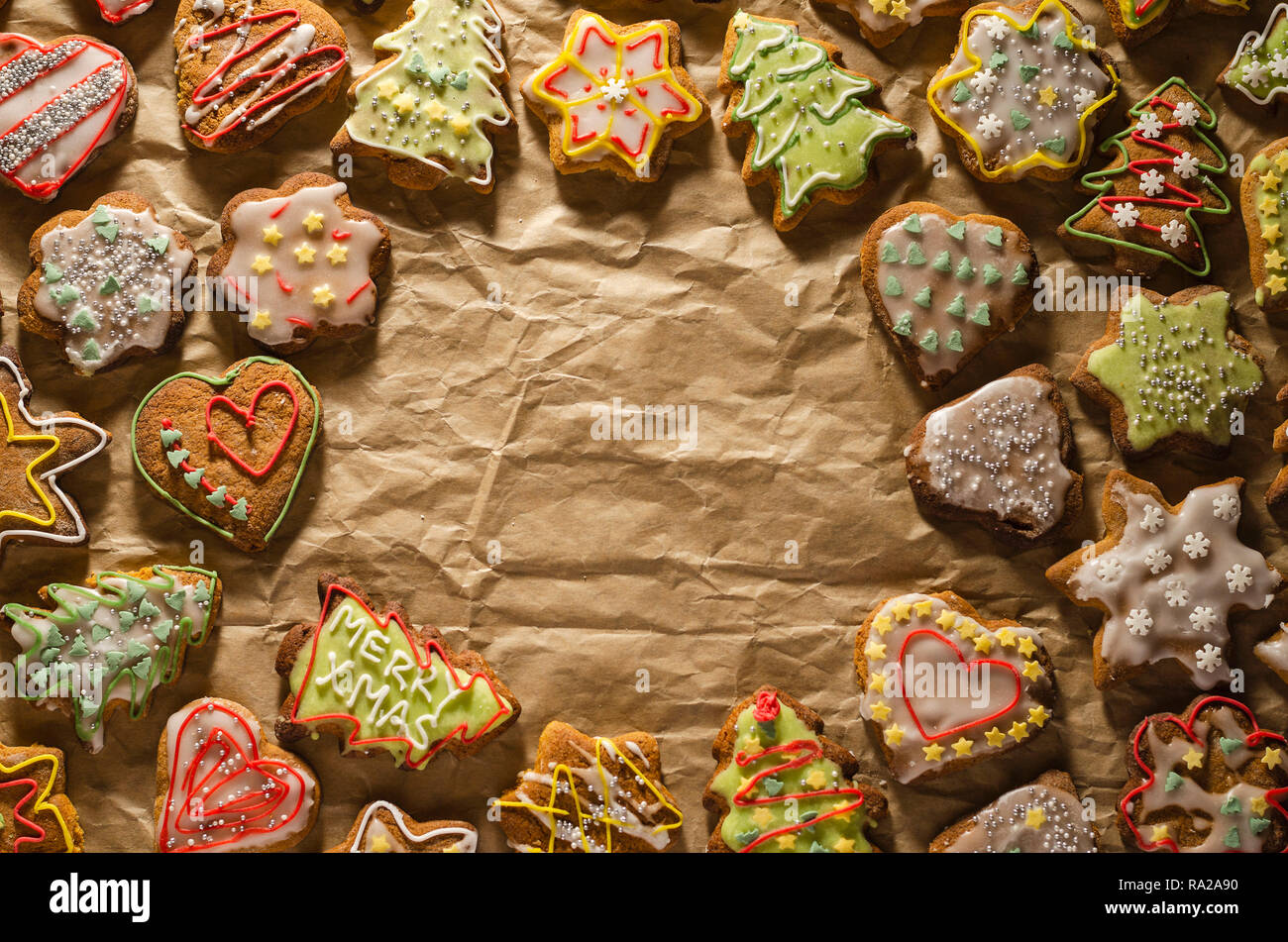 Köstlichen handgemachten Pfefferkuchen auf grauem Papier Stockfoto