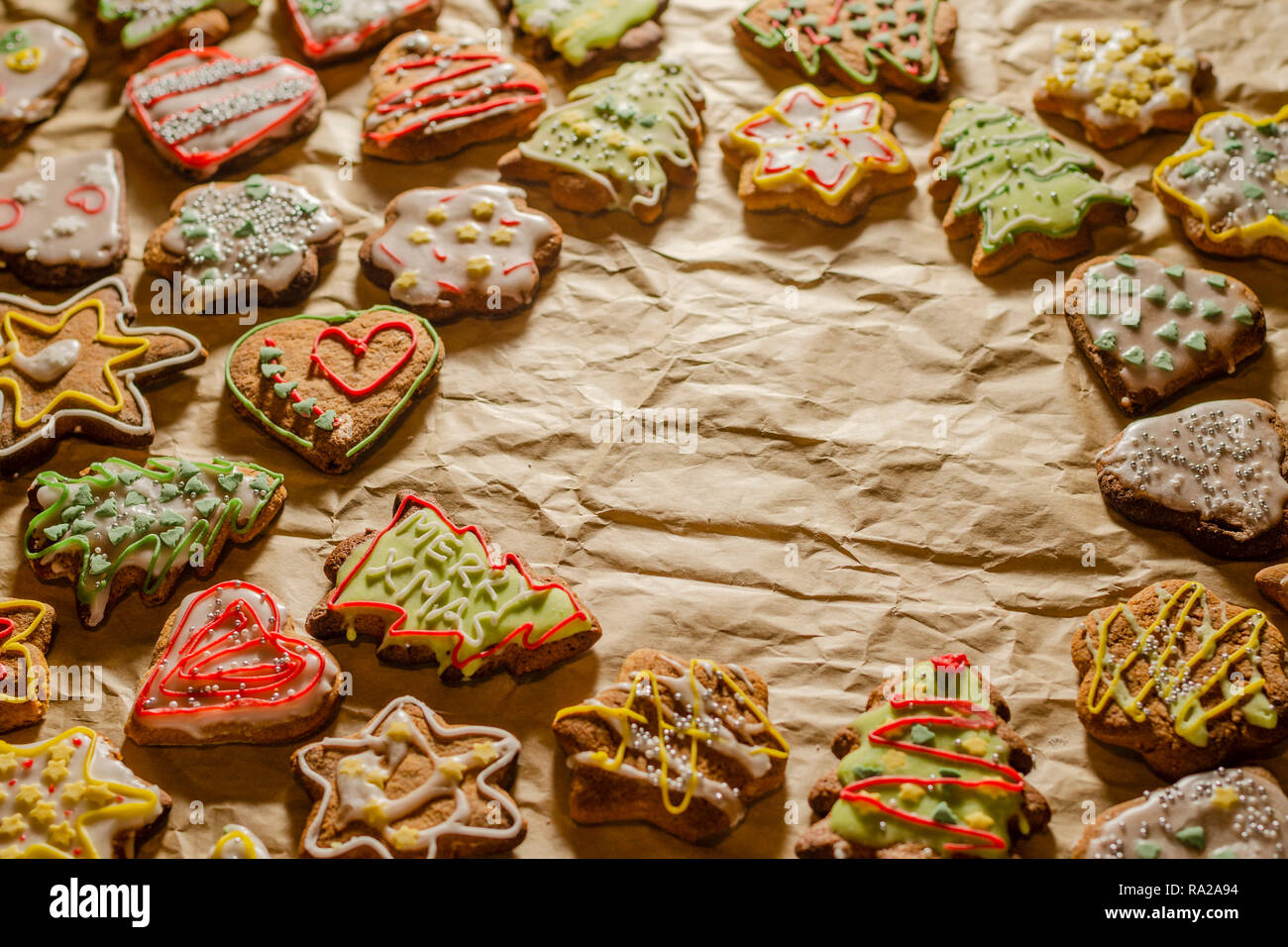 Köstlichen handgemachten Pfefferkuchen auf grauem Papier Stockfoto