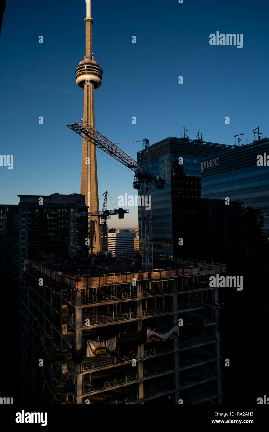 Einen erhöhten Blick auf den CN Tower als von Maple Leaf Platz in Toronto, Kanada gesehen. Stockfoto