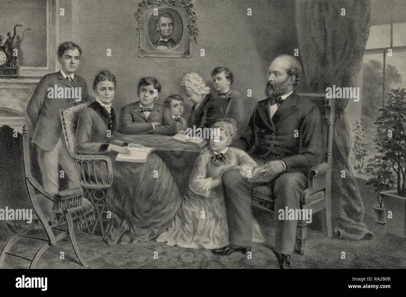 Garfield und seine Familie - Drucken zeigt James A. Garfield, full-length Portrait, nach links weist, Sitz, mit seiner Familie um einen Tisch versammelt, mit einem Porträt von Abraham Lincoln hängen an der Wand im Hintergrund. 1881 Stockfoto