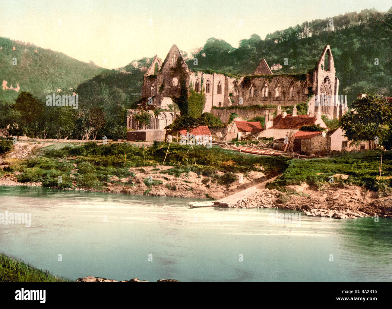 Tintern Abbey von der Fähre, ca. 1900 Stockfoto