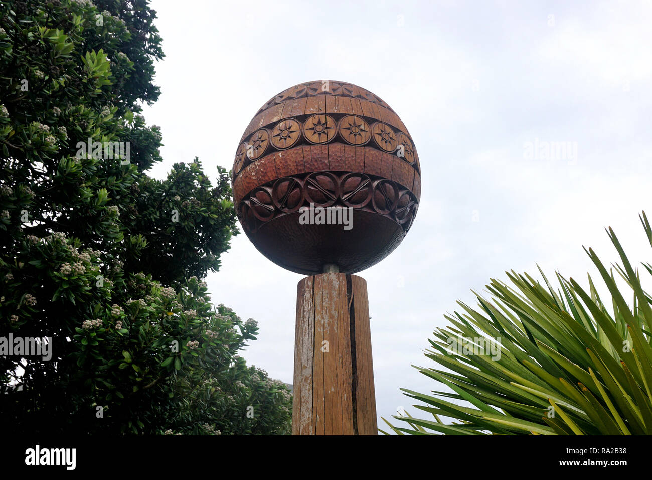 Geschnitzte Totara Holz Globus Skulptur an Nelson's Wakefield Quay, Neuseeland Stockfoto