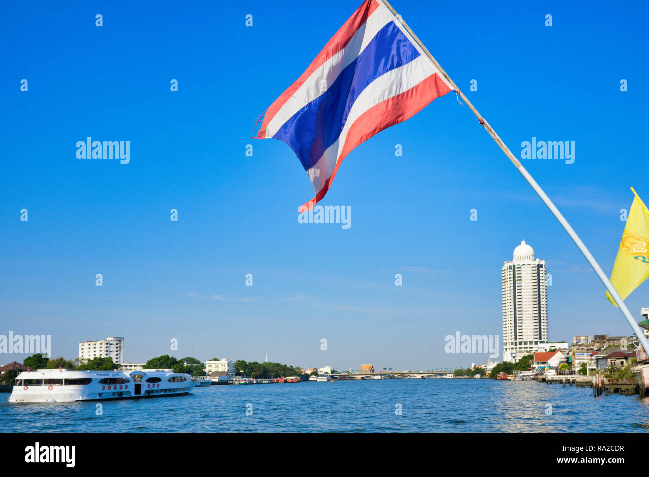 Eine Thailändische Flagge hängt über den Chao Phraya in Bangkok, Thailand Stockfoto