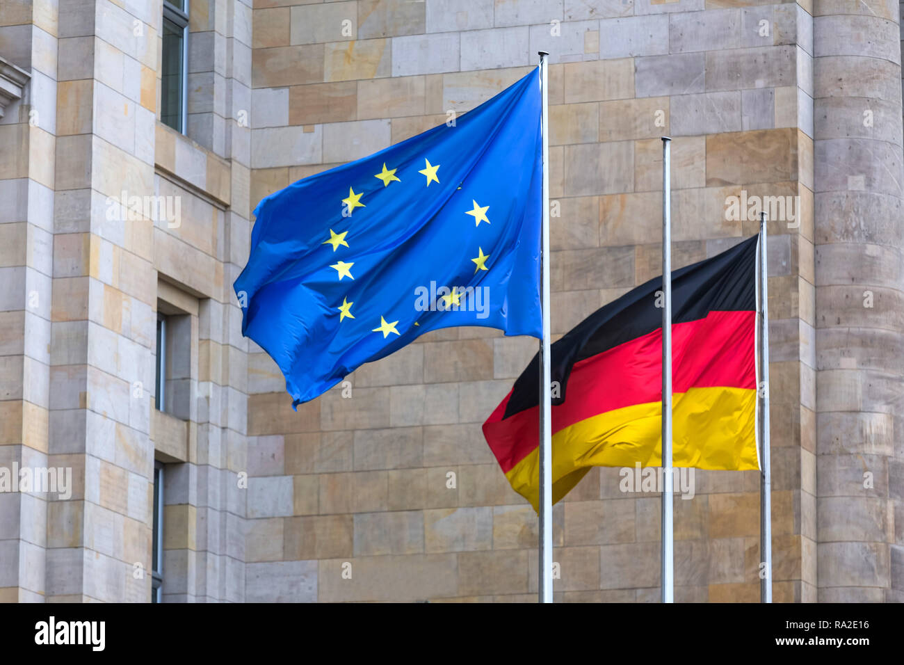 Eine europäische und eine deutsche Fahne neben jeder Anderen winken Stockfoto