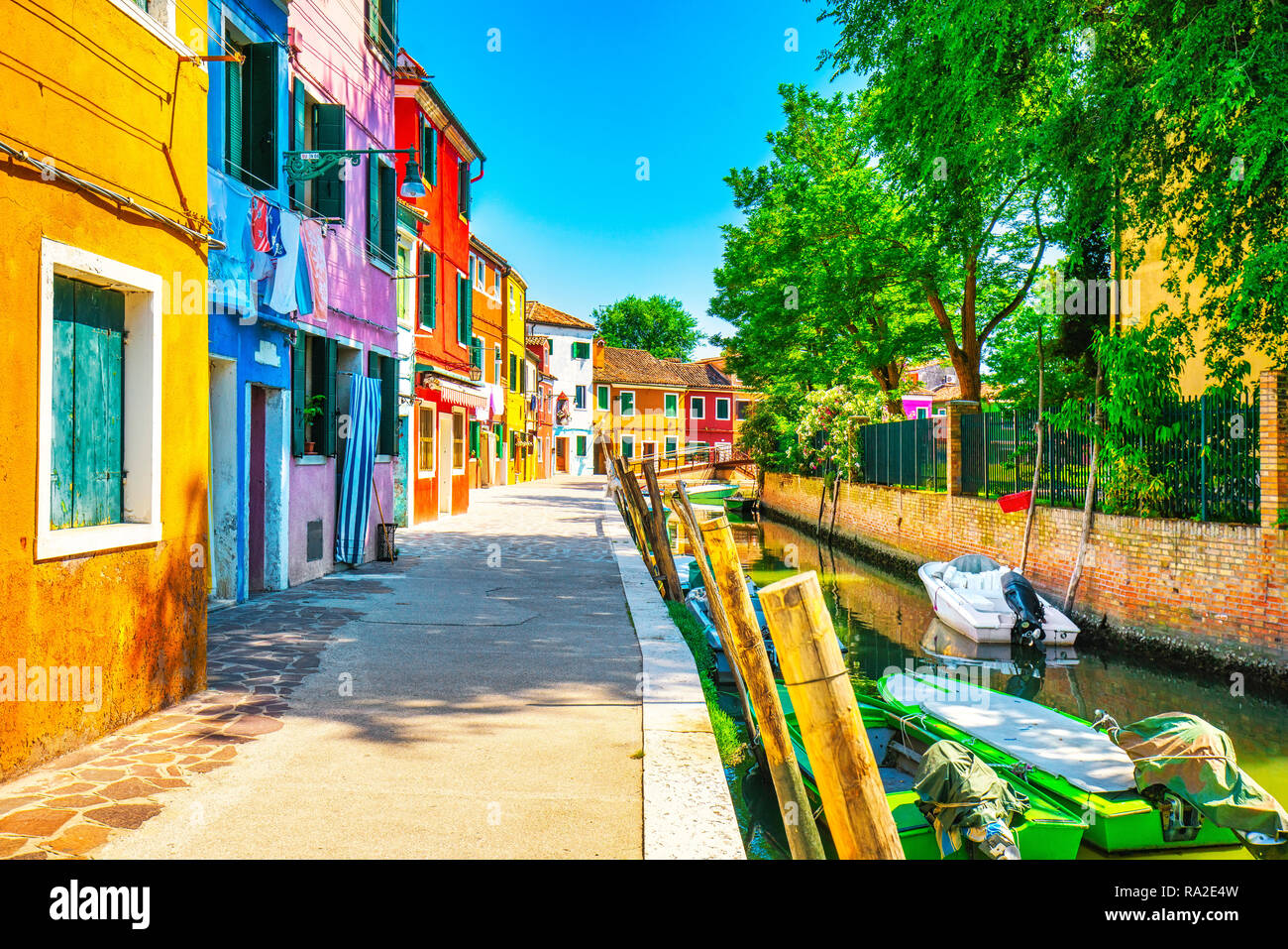 Insel Burano Canal, bunte Häuser und Boote, Venedig Italien Europa Stockfoto
