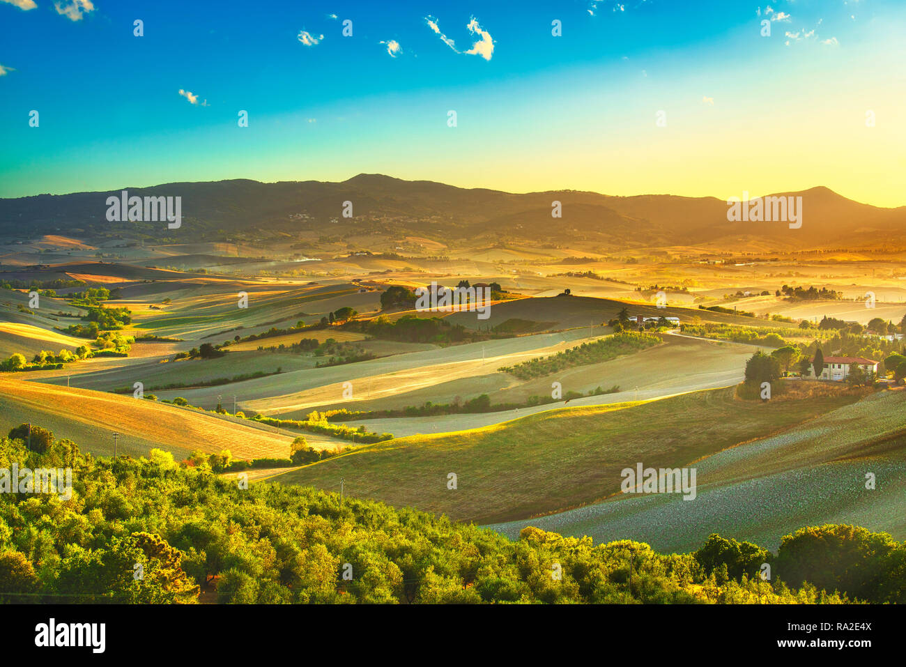 Toskana misty Panorama, sanfte Hügel und grüne Felder auf den Sonnenuntergang. Pisa Italien, Europa Stockfoto
