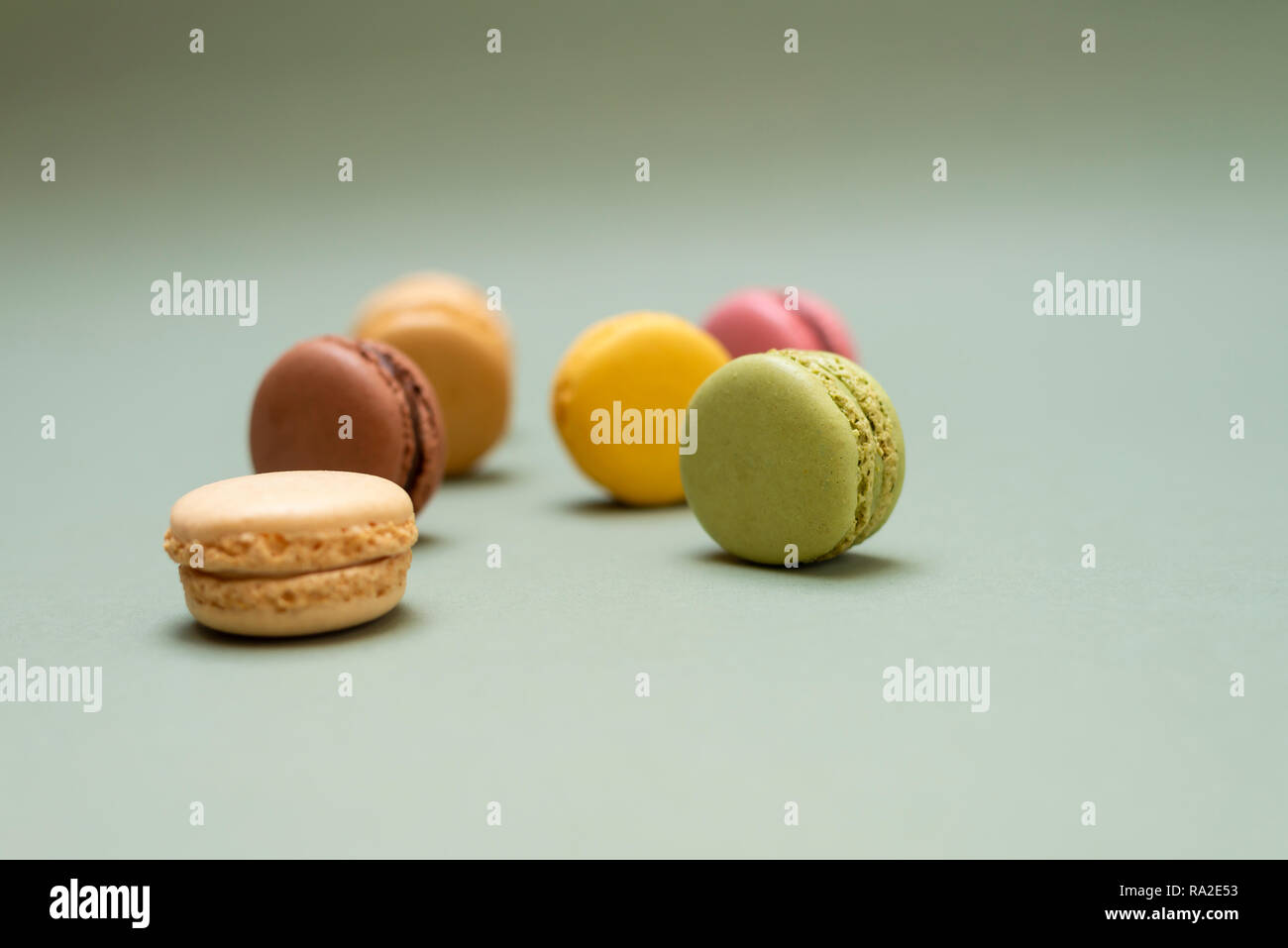 Vintage pastellfarbenen Französische Makronen oder Macarons auf grünem Hintergrund Stockfoto