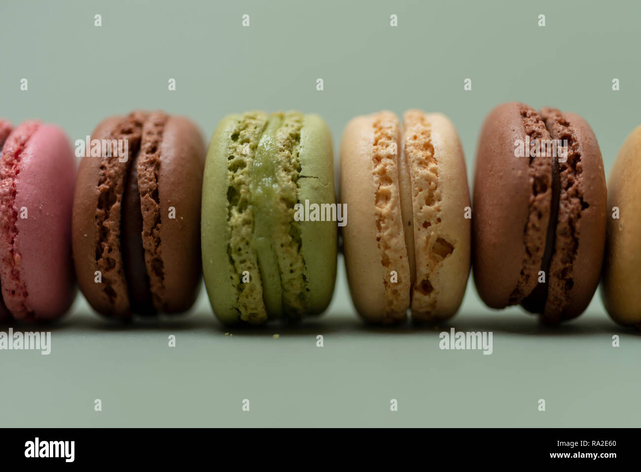 Vintage pastellfarbenen Französische Makronen oder Macarons auf grünem Hintergrund Stockfoto