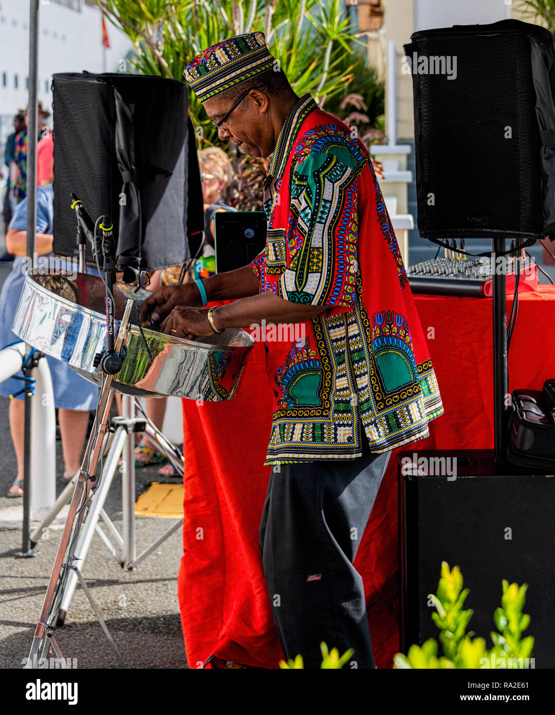 Mann spielt Steel Drums Kreuzfahrtschiffe in den Hafen von St. Thomas Virgin Islands begrüßen zu dürfen Stockfoto