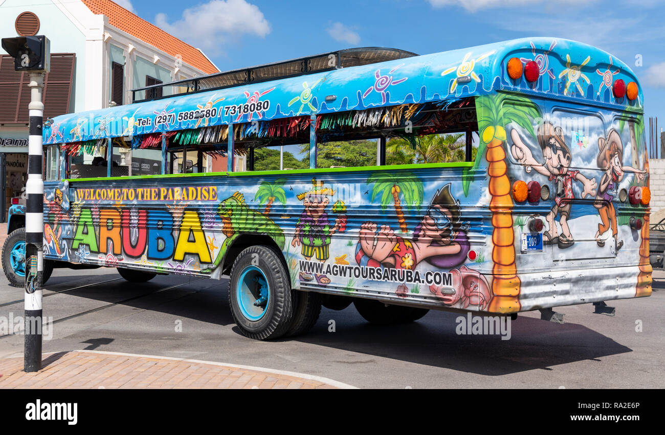 Bunte Touristen Sightseeing Bus Aruba Stockfoto