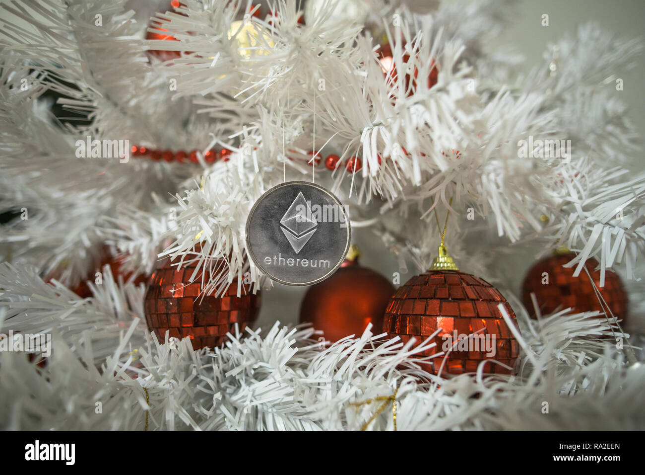 Des Astraleums, Monero, Bitcoin und Weihnachten, Neujahr Silber astraleums. Cryptocurrency astraleums am Weihnachtsbaum Stockfoto
