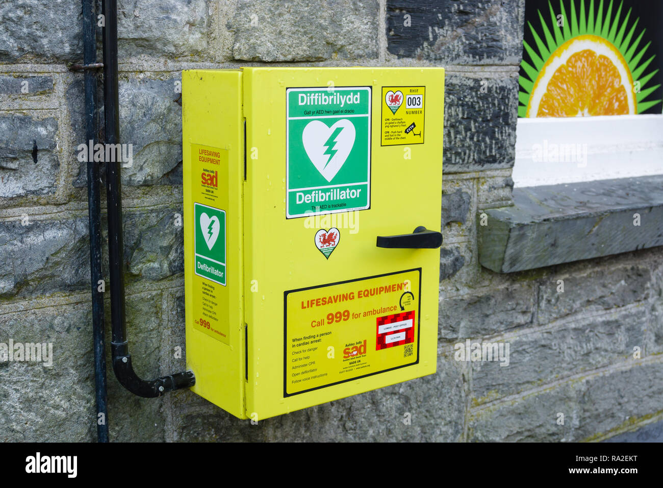 Defibrillator außerhalb ein Shop in Betws y Coed North Wales zur Nutzung durch die Öffentlichkeit bei der Behandlung von Herzinfarkt patienten geliefert von Ashley Jolly installiert Stockfoto