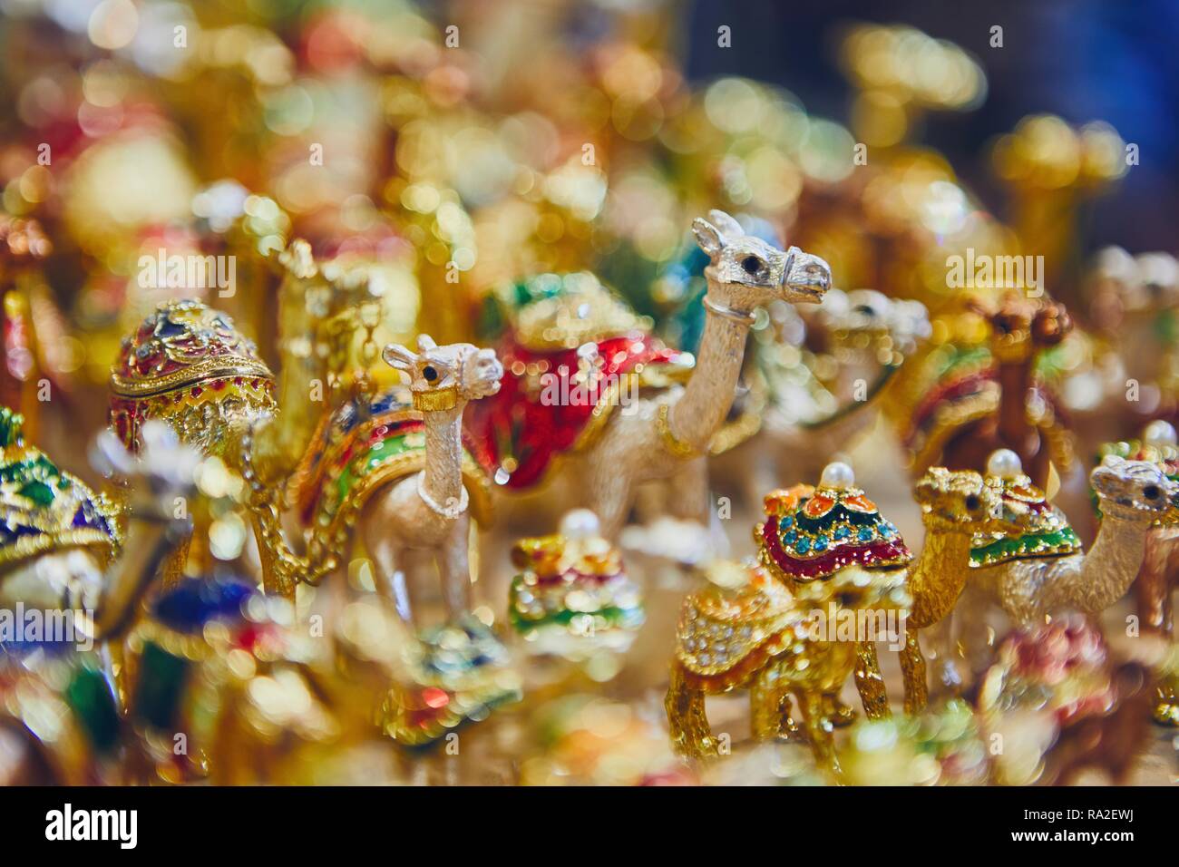 Nahaufnahme der Souvenirs der Kamele für Verkauf an den Souq in Maskat, Sultanat Oman. Stockfoto