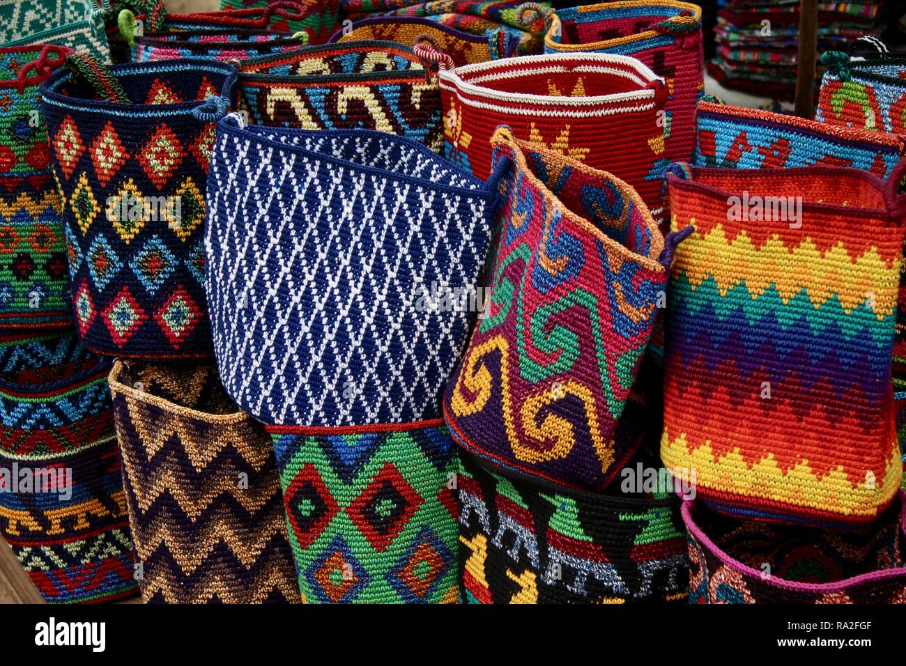 Lebendige, farbenfrohe Handgemachte Taschen in einer Vielzahl von Mustern  in einer zentralen amerikanischen Markt Stockfotografie - Alamy