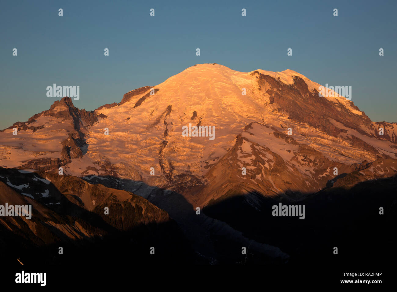 WA 15632-00 ... WASHINGTON - Sonnenaufgang am Mount Rainier und wenig Tahoma von Dege Peak in den Sonnenaufgang in der Gegend von Mount Rainier National Park. Stockfoto