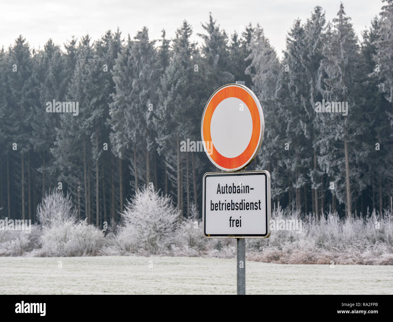 Bild der bunten Deutschen street sign im Winter Landschaft Stockfoto