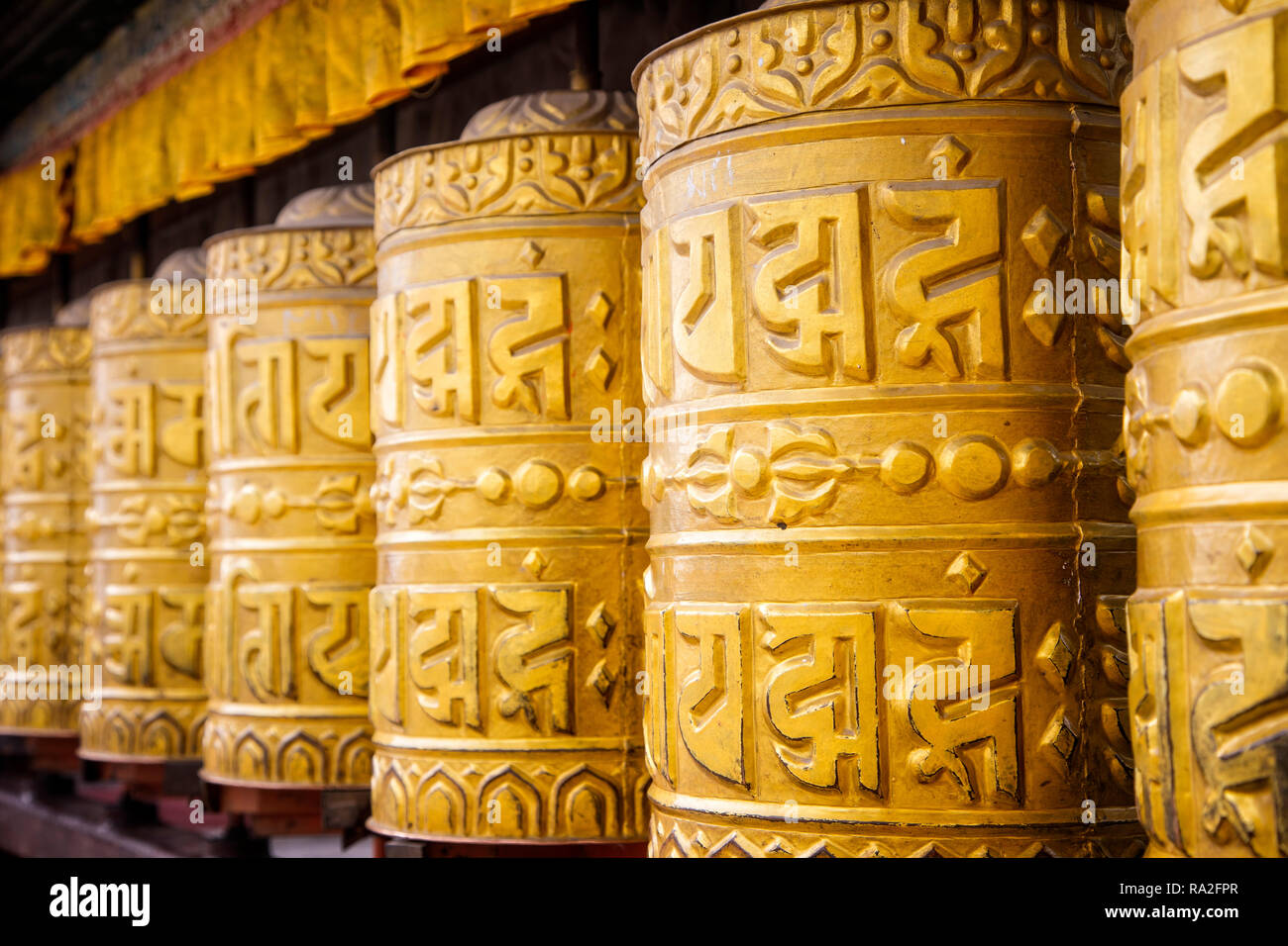 Gebetsmühlen an der Monkey Tempel in Kathmandu, Nepal. Stockfoto