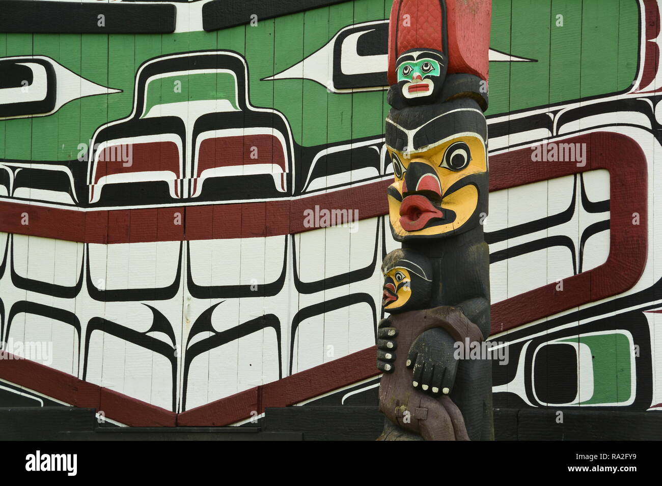 Erste Nationen totem und Kunstwerken auf der Thunderbird Park in Victoria, BC, Kanada. Stockfoto