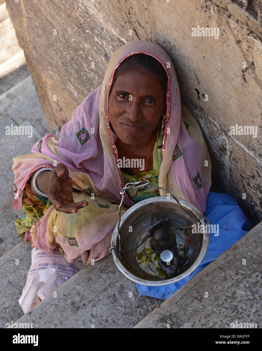 Arme asiatische Frau um Geld betteln auf den Straßen von Udaipur, Rajasthan, Indien, Asien. Stockfoto