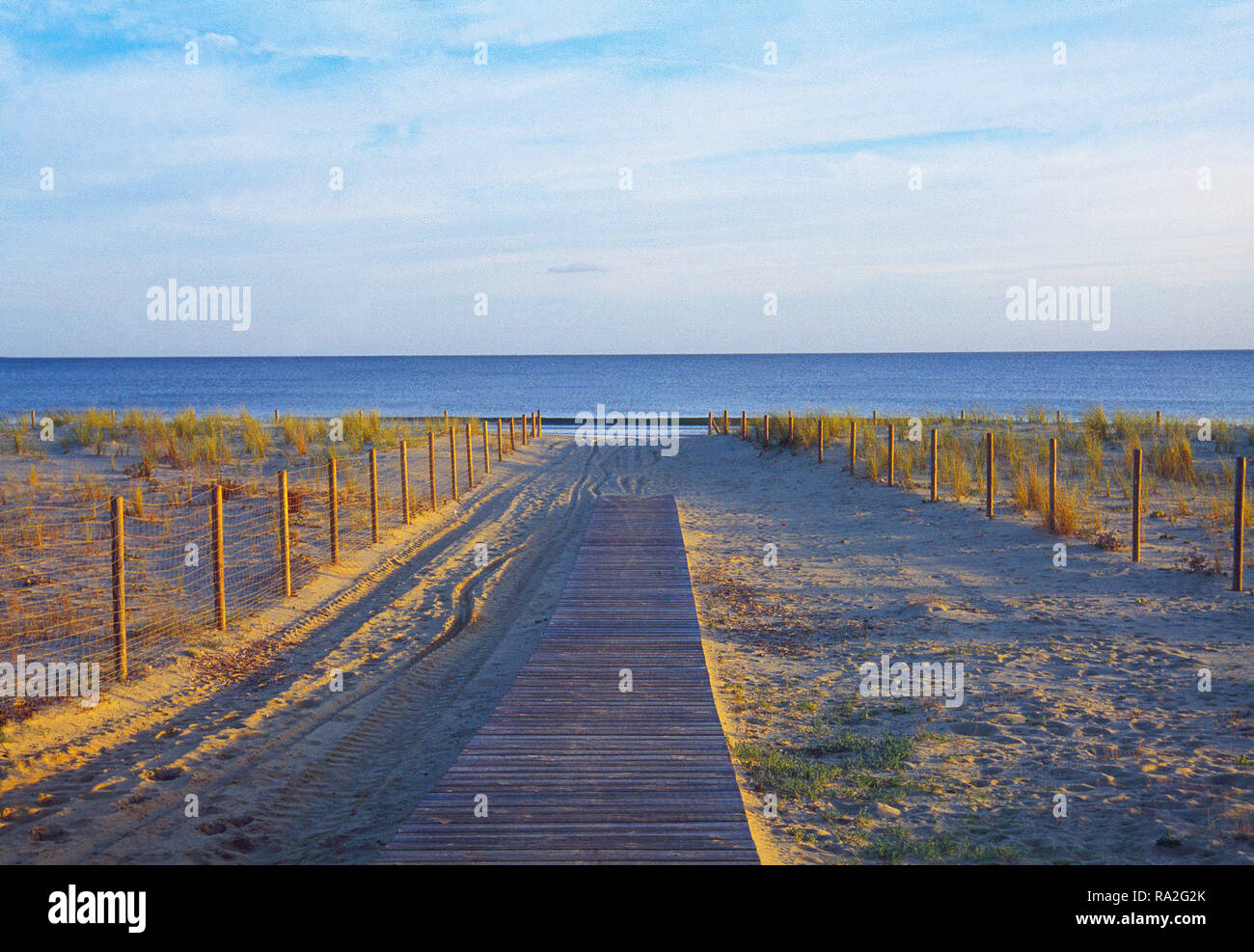 Fußweg zum Strand. Isla Cristina, Provinz Huelva, Andalusien, Spanien. Stockfoto