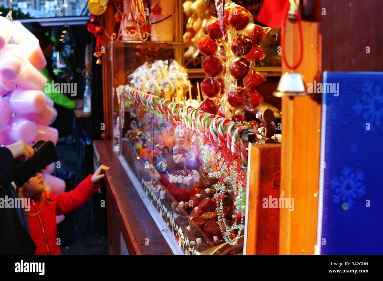 Abschaltdruck Verkauf von Süßigkeiten und Dekorationen auf einem Weihnachtsmarkt am George Square in Glasgow, 2018. Stockfoto