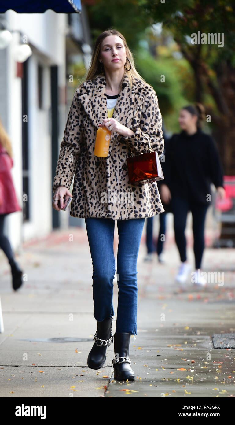 Whitney Port Schritten in eine grunge Ensemble, darunter ein Leopard Fell, Smiley T-Shirt, und Biker Stiefel mit: Whitney Port Wo: Los Angeles, Kalifornien, Vereinigte Staaten, wenn: 29 Nov 2018 Credit: WENN.com Stockfoto